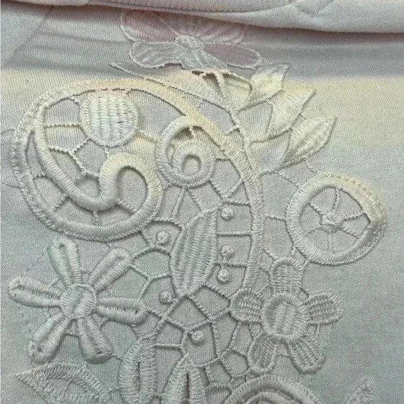 Gloria Vanderbilt Pink Sweatshirt with flower detail on shoulders- Size Large - Picture 6 of 6